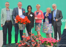 Cor Bremmer, commercieel directeur ornamentals; Marc Driessen, directeur ornamentals; Sirekit Mol, marketing manager; Ans van der Velden, hoofd veredeling – allen van Beekenkamp Plants; en Heike Gronemann, voorzitter van de FleuroStar jury en Karol Pawlak, president van FleuroStar